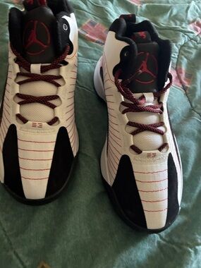 Jordan men White/Black/Red Retro-Style 9.5